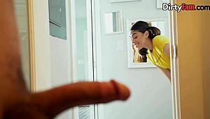 Špehující nevlastní sestra dostává kundu v tabu trojce s bujnou nevlastní mámou. Jaká zvrácená rodinná záležitost!