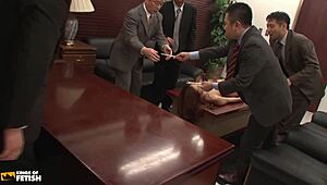 wow, azok a japán titkárnők meztelen teste étkezőasztalként szolgál a főnök partnereinek, vad, soha nem láttam ilyet, totál őrült csoportos baszás