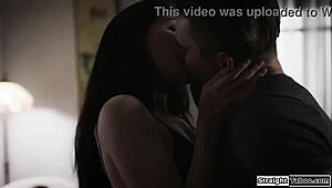 أم زوجة جريئة تتشارك بين بنتها وولدها في جلسة فموية جامحة