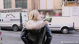 Elle exhibe sa chatte aux ouvriers en scène publique réaliste