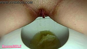 O Amıma İşerken Ben Kirli Tuvalete İşiyorum