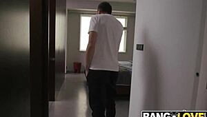 Sara Isabel oppdager ny fitte i dusjen