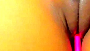 Hé, tu veux voir cette ado se masturber fort pour le fun ?