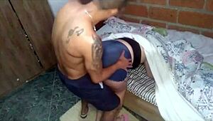 Блин, не верю глазам, мачеха застряла под матрасом пока чинила кровать! Придётся помочь диким анальным еблям