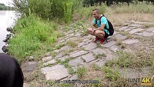 Hunt4k cuckold näkee tyttöystävän panevan rahasta puistossa