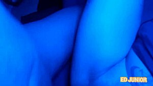 De donkere gaúcha Sofi komt terug uit Porto Alegre om zonder condoom op de lul van Ed Junior te gaan zitten. Date bij hem thuis!