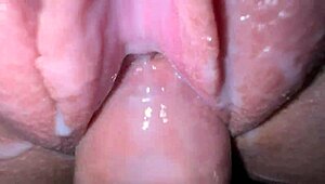 Ik likte haar kut tot orgasme, neukte haar roomkut en spotte zaad op haar tieten