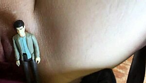 他塞美人鱼玩具进我小穴，用芭比拳交到我喷水，然后用肉棒狂干我屁股直到射脸上