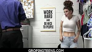 Guardia di sicurezza tocca il corpo piccolo e kink della ladra giovane con vestiti strappati