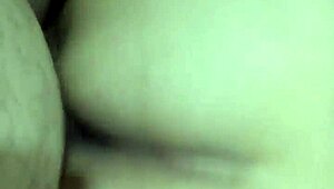 Délices matinaux quand une épouse sexy se fait pilonner fort par son mari impatient.