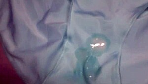 ฉันแอบไปเสียวและเสร็จในกางเกงในสีฟ้าที่เพื่อนชายชอบ! 😜