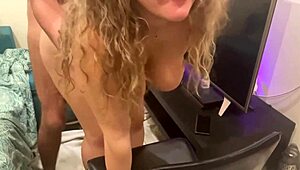 Καυτή φίλη καβαλάει πούτσα ενώ ο κούκουλος άντρας βλέπει