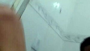 카리오카 노비뉴가 그의 쿠지뉴로 놀아, 솔로 자위 비디오 파트 원, 18+ 게이 재미 보여