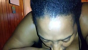 Mijn vrouw geeft handjob en blowjob met haar grote tieten