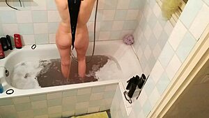 오마이갓, 슬림 헝가리 젊은 섹시녀 18+ 욕실 히든캠에 잡혔어 HD pt2!