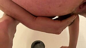 Hård anal bankning med kæmpe sort pik dildo, for fanden! 😈