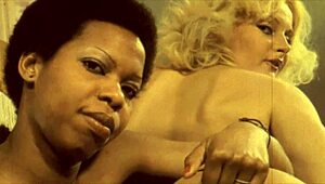 Ретро междурасов дует полудява с черна путка и бял кур! 😍