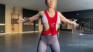 hey, lihat cewek itu di bra transparan flashing puting di gym umum?