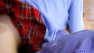 Уау, европейска ученичка 18+ прави дълбоко гърло и я чукат здраво от по-възрастен мъж!