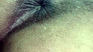 Nick'in telefonu elinde boşalmak için vahşi macerası, anal arzusuyla