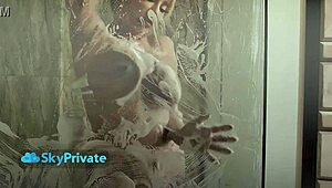 Peitões da Alma Grace provocam na espuma de chuveiro quente