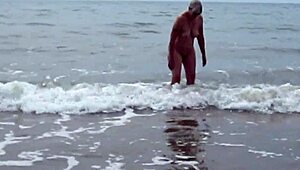 Nahá manželka ohromuje na textilní pláži