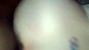 白人娘がモンスターちんぽバックでガン突き😈