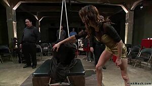 Роб с големи цици получава анален фистинг на публично място с грубо доминиране