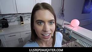 בת חורגת קטנה - טין רזה זונה מפתה זקן אחרי סקנדל בגידה של אמא חורגת. אני כל כך קרוע לראות את זה!