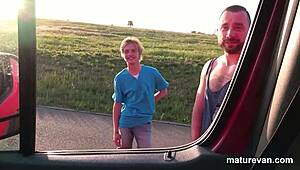 Hei pappa og stesønn, vil dere bli med på vill moro i kveld?