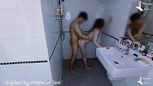 욕실에서 카메라에 잡힌 커플의 뜨거운 만남