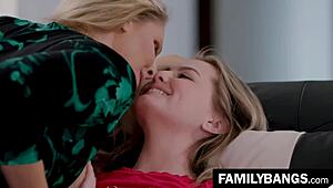 헤이, 장난꾸러기 쿠거, 스텝도터 Julia Ann과 Britney Light와 함께 세게 싸고 싶어?