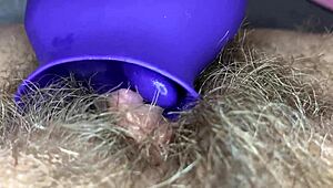 Extrém közeli felvétel nagy csiklónyalásról játékkal. Szőrös punci remeg az intenzív orgazmus alatt.