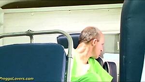 Груба бременна оргия с дълбоко гърло в линейката