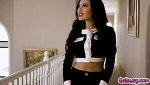 כשסבינה תופסת את בלה רולנד בוגדת עם באני קולבי, היא דורשת אורגזמה לוהטת