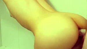 Amatör kız POV'da derin anal ağrı ve zevk hissediyor. Güzel kıç yoğun sikme sırasında genişçe geriliyor.