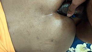 이 자연스러운 흑인 틴 18+ 큰 가슴으로 백인 자지 타는 야생 데시 섹스