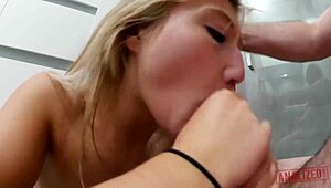 टिनी ब्लॉन्ड एप्रिल एनिस्टन हार्ड एनल पाउंडिंग और कम शावर प्राप्त करती है।