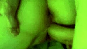 Amatööri teini 18+ Bonnie Bowtie taivutetaan doggystylella Andy Savagen toimesta jaksossa 18.