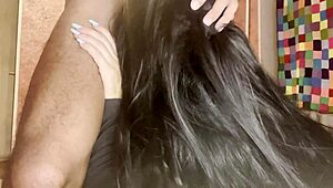 وااو! أرملة سوداء نضرة في لاتكس جلد تمص بعمق وقوة! منظر رهيب!