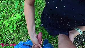 Diák lány ad nyilvános parkban szopást és kézimunkát az osztálytársának, Nata Sweetnek