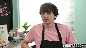 היי בן חורג Ricky, רוצה אנאלי אחרי העבודה בבית קפה? שואלת Lauren Phillips