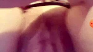 Oh hombre, ¿recuerdas esa grabación de sexo telefónico salvaje con mi ex abriendo su coño mojado y tetas caídas mientras charlaba en el cine? 😏