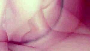 Jeg knepper min vens latina kæreste med glasdildo