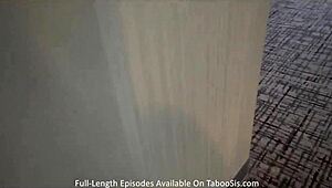 Доведен брат чука здраво задника на сестра си в леглото! Какво гледаше?