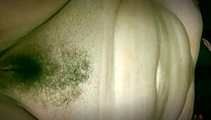 偷拍到继母在黑暗中用最爱震动棒自慰