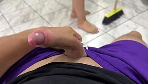 Mi Hermosa Madrastra Limpiando La Casa Con Curvy Ass Licking
