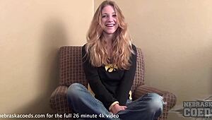 Iowa-jente fra nabolaget kler seg nervøst naken for sitt første kameraopptak