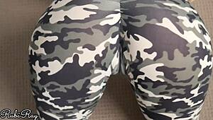 Ehi, guarda i miei pantaloni yoga mimetici tirati giù per una sorpresa bollente nelle mutande