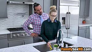 וואו, אבא חורג כועס מעניש את בתו החורגת ממש קשה היום